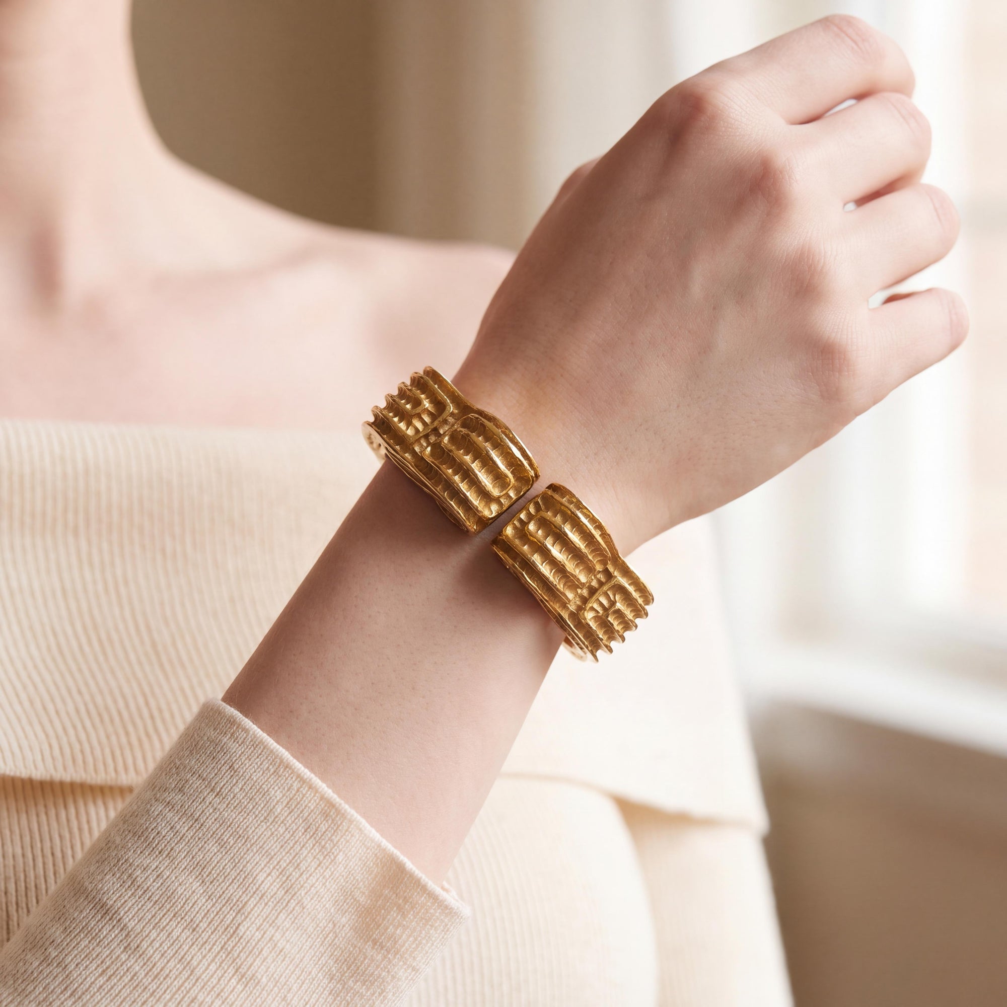 Robert Wander for WINC 18K Sculpted Hinged Bangle Bracelet