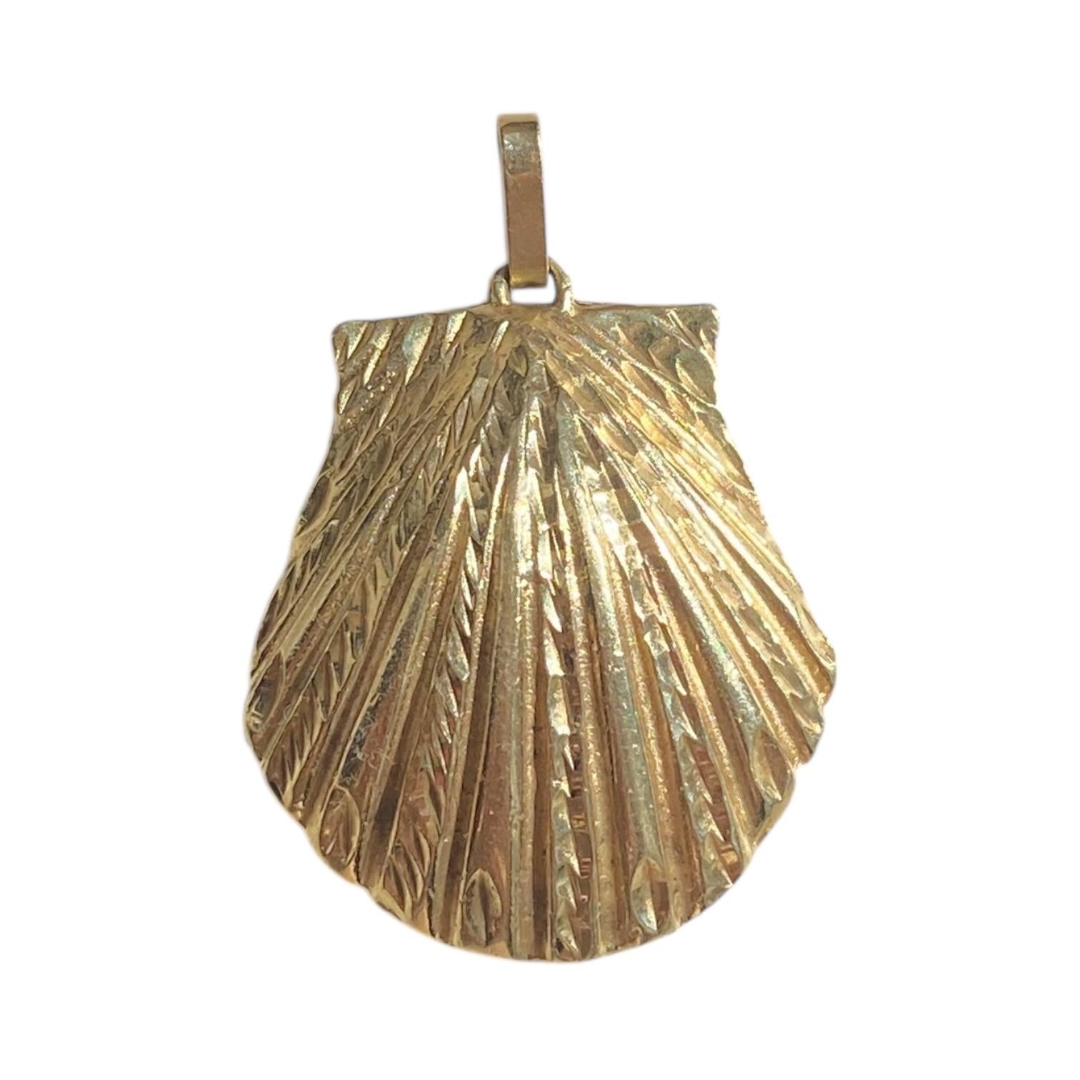 Vintage 14K Gold Large Shell Pendant