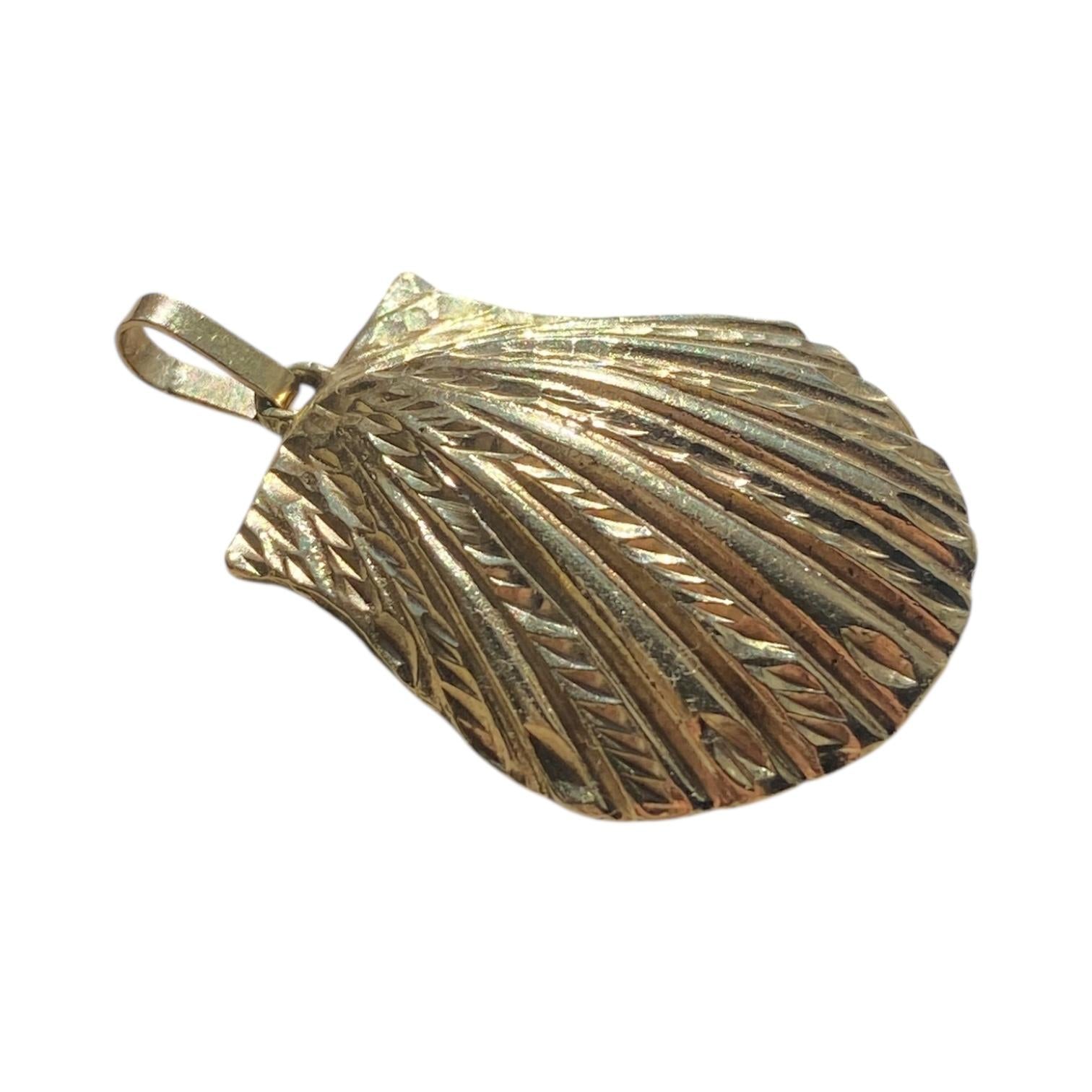 Vintage 14K Gold Large Shell Pendant