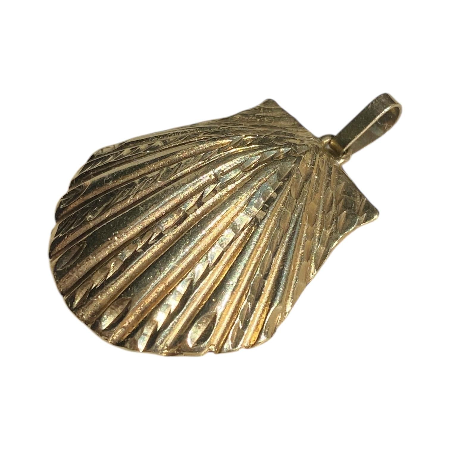 Vintage 14K Gold Large Shell Pendant