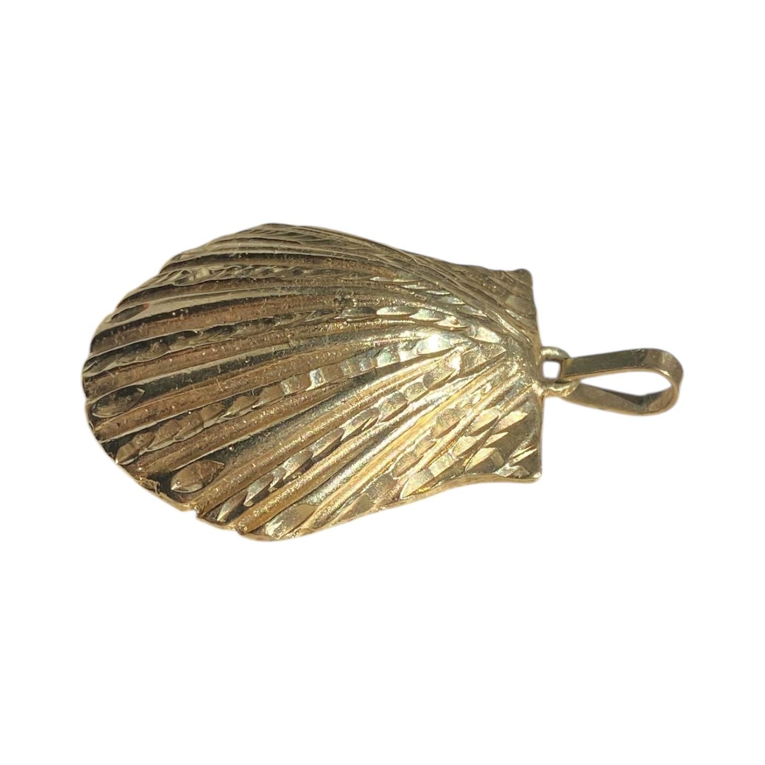 Vintage 14K Gold Large Shell Pendant