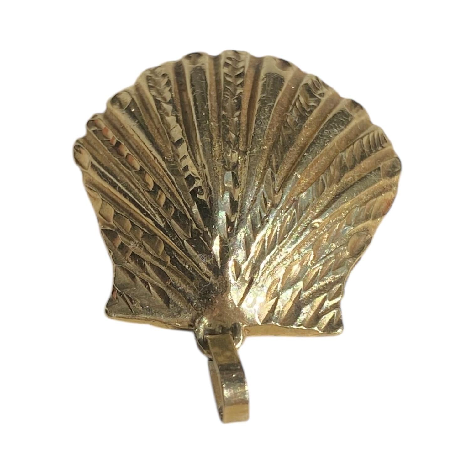 Vintage 14K Gold Large Shell Pendant