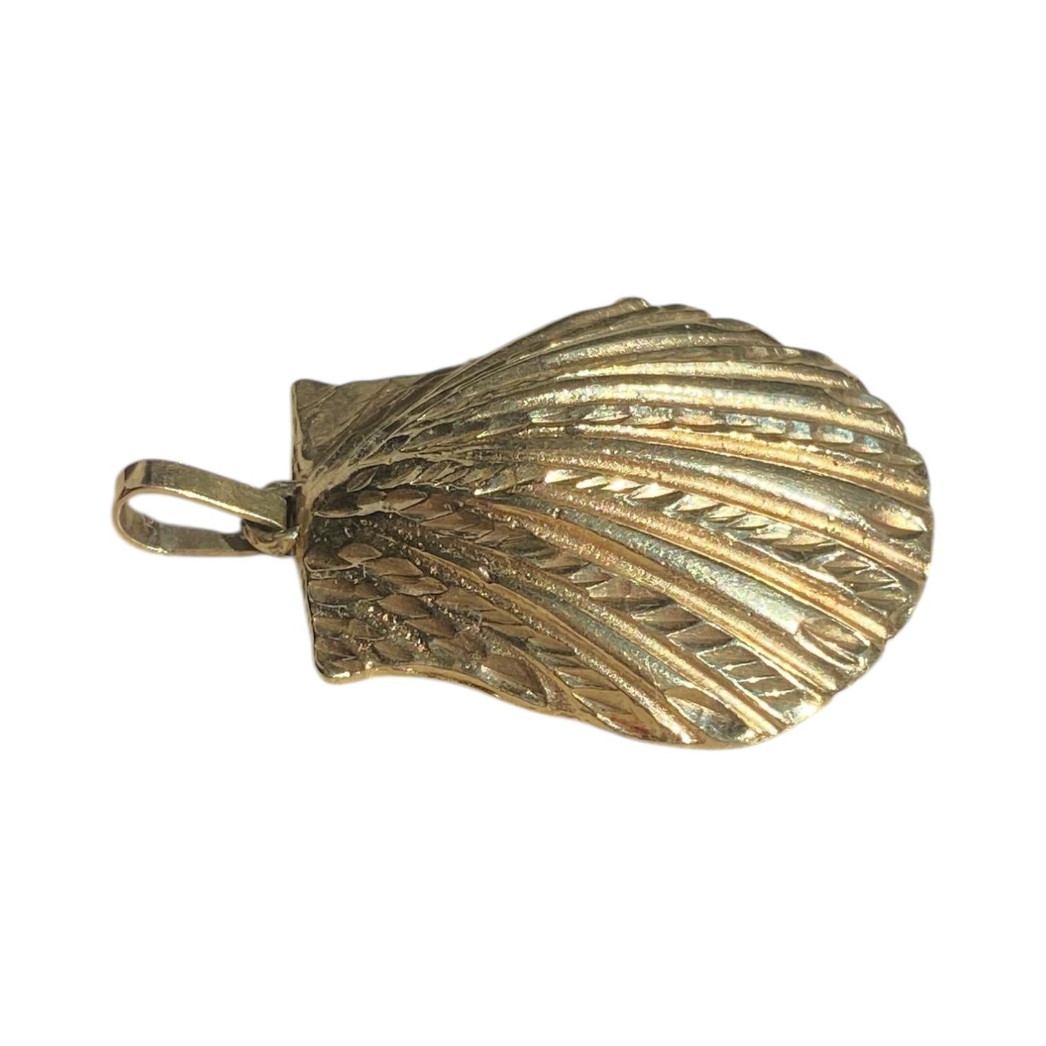 Vintage 14K Gold Large Shell Pendant