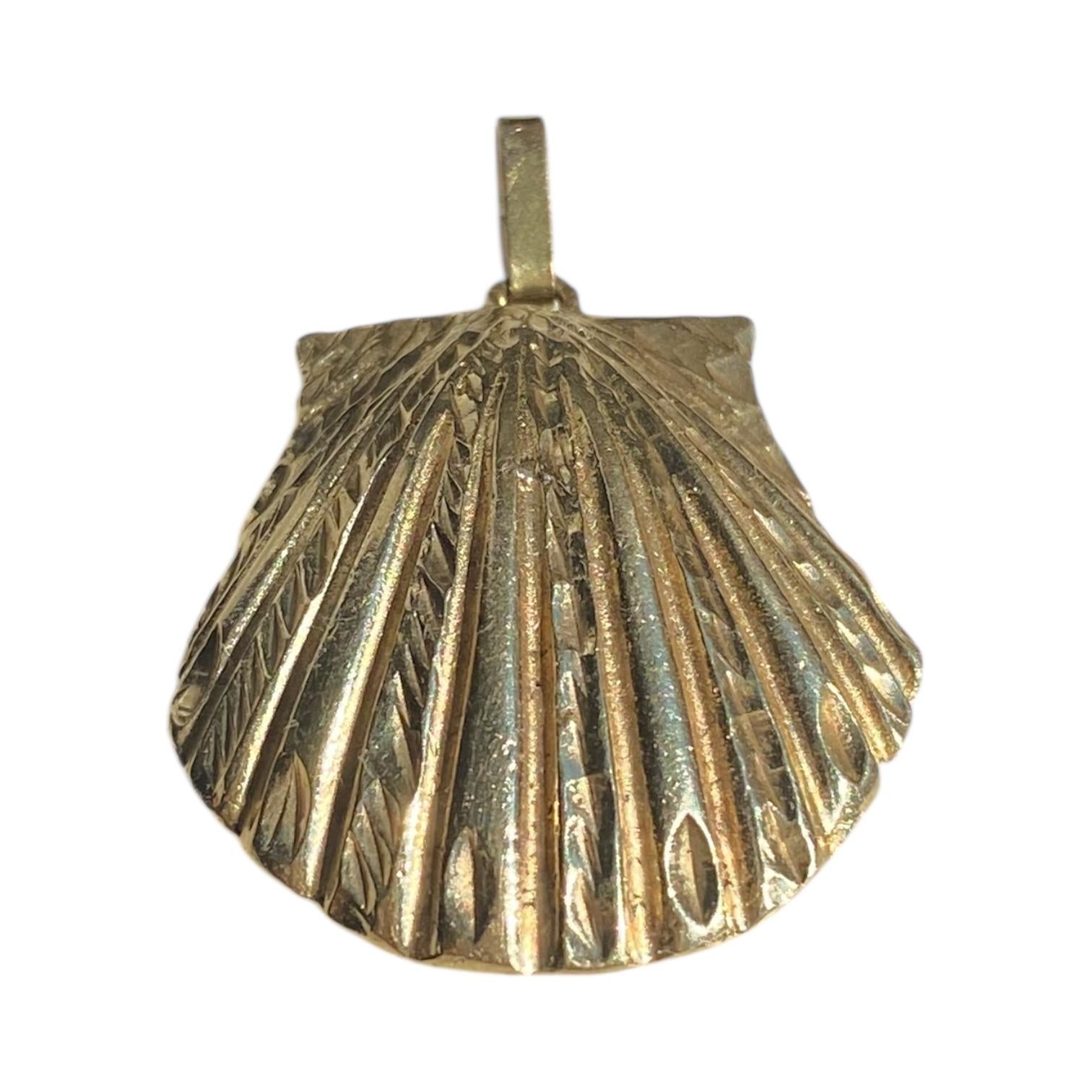 Vintage 14K Gold Large Shell Pendant