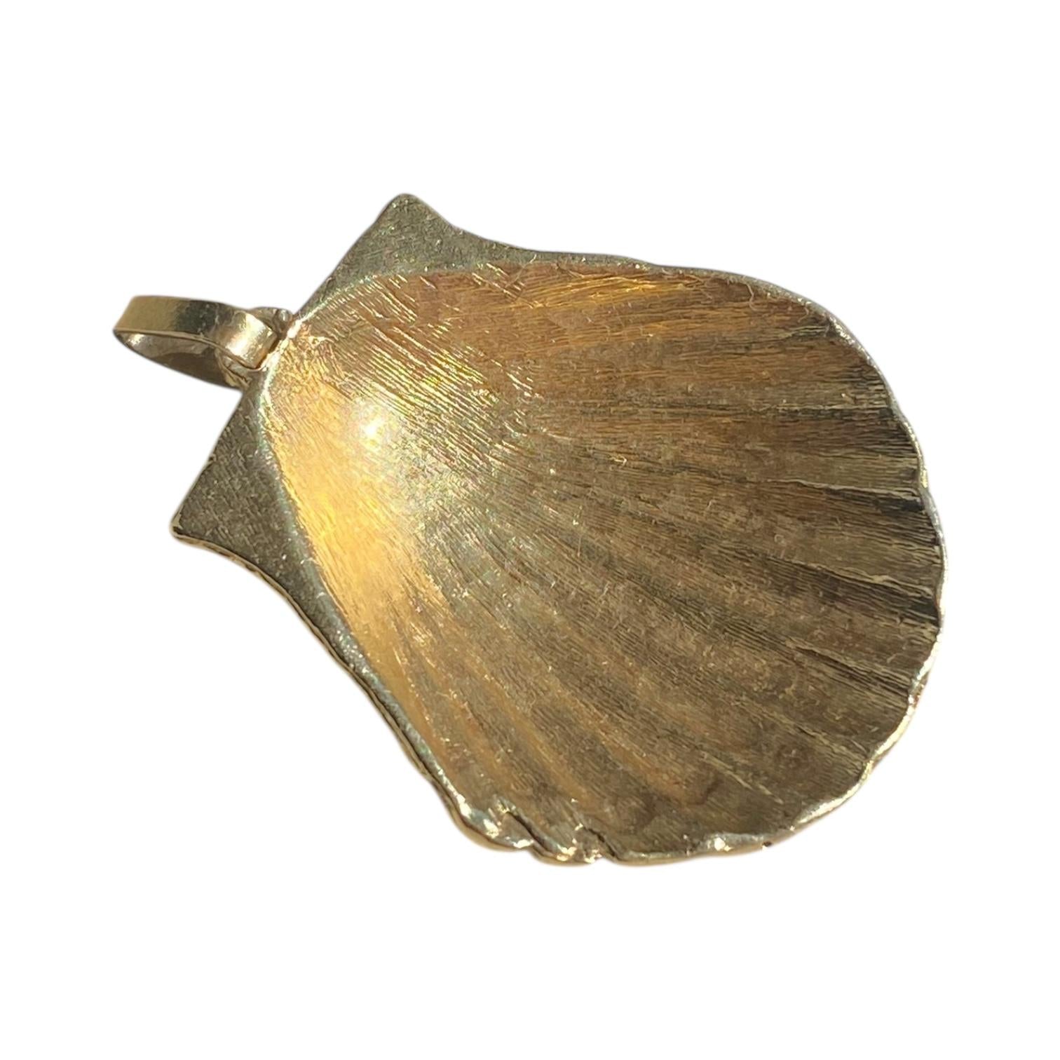 Vintage 14K Gold Large Shell Pendant