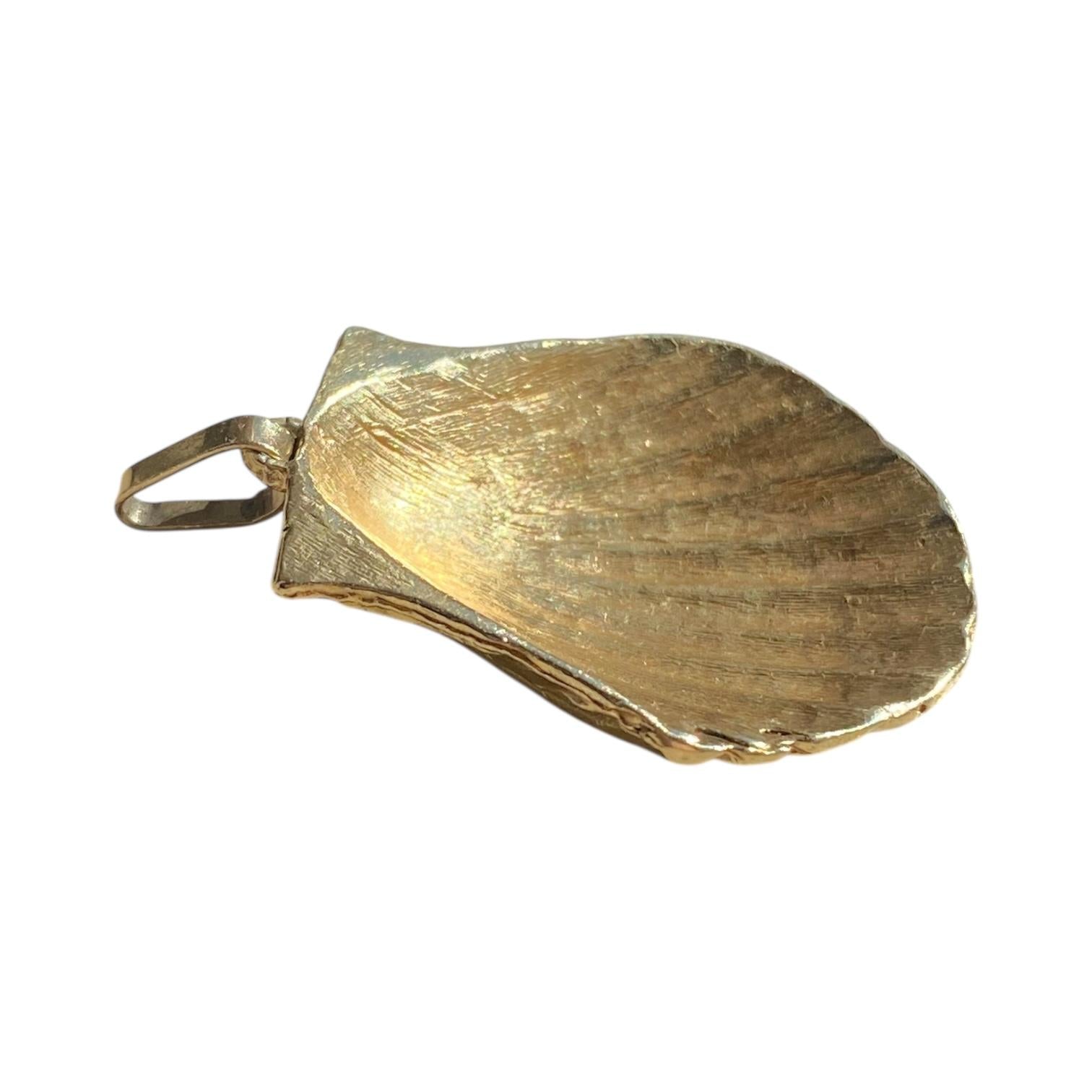 Vintage 14K Gold Large Shell Pendant