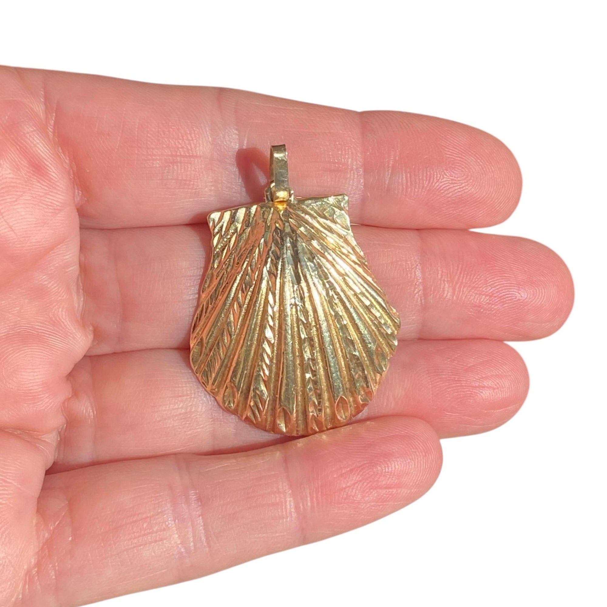 Vintage 14K Gold Large Shell Pendant