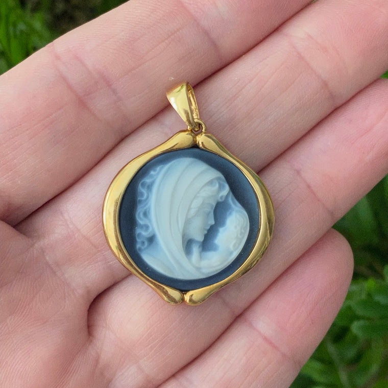 Vintage 18K Yellow Gold Agate Cameo Mother and Child Pendant
